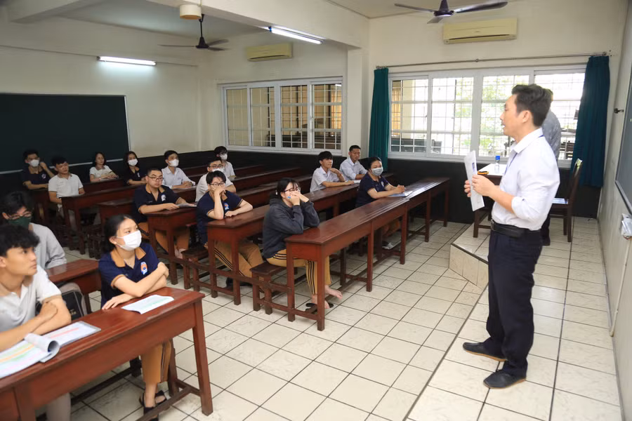 Thí sinh Đồng Nai trong buổi làm thủ tục dự thi chiều 27/6.