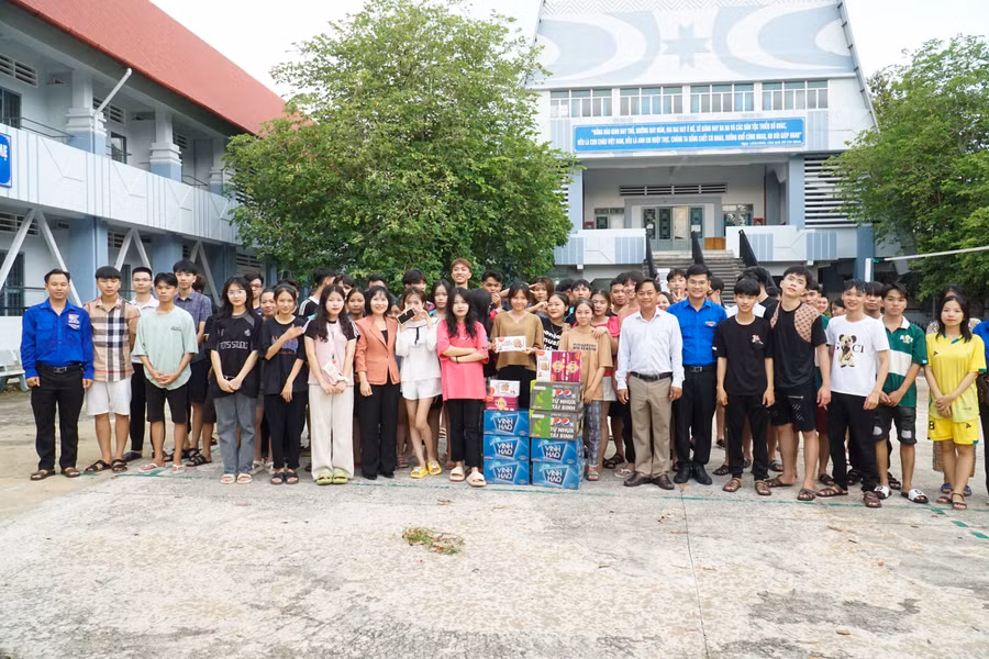 92 thí sinh Trường THPT Đắc Lua được tặng quà, động viên tinh thần trước khi bước vào kỳ thi tốt nghiệp THPT năm 2023.