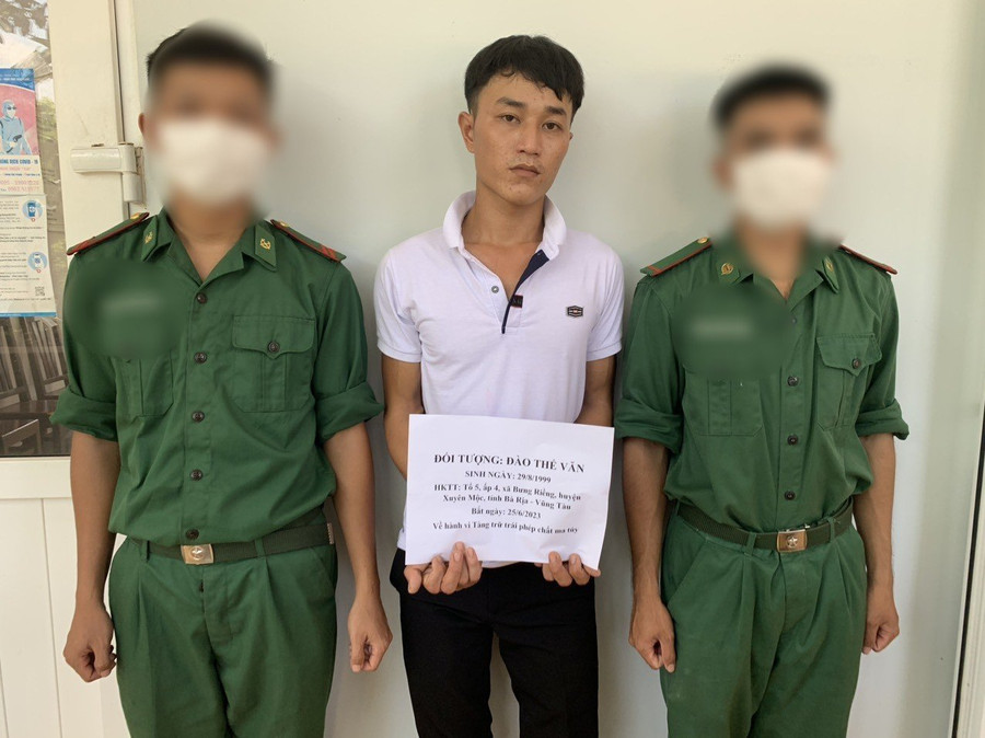 Đối tượng Đào Thế Văn bị lực lượng chức năng bắt giữ.