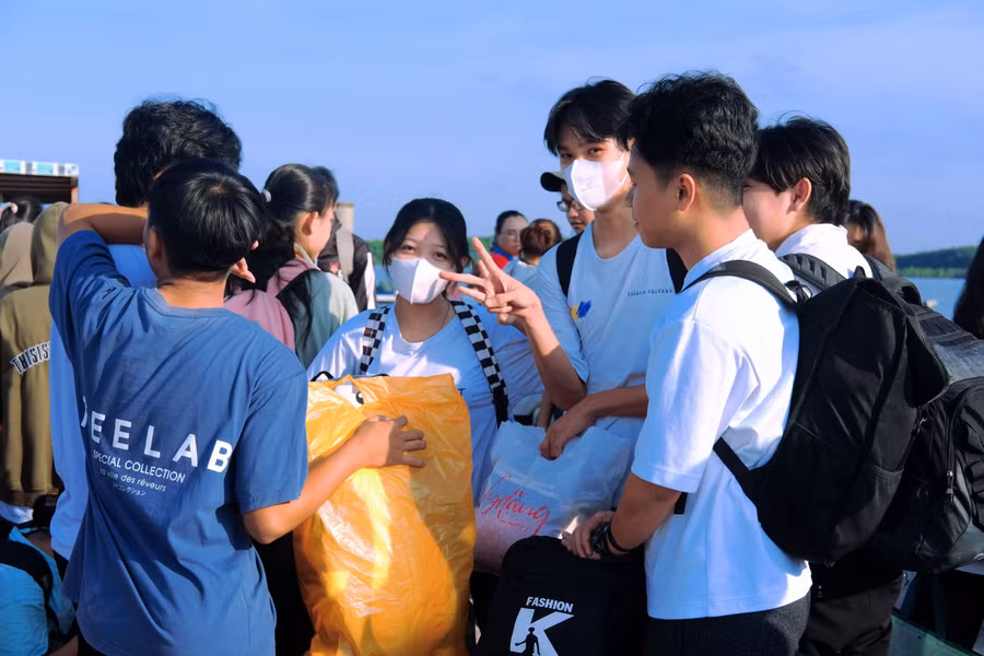 Học sinh và thầy cô xã đảo Thạnh An lên tàu vào đất liền tham dự kỳ thi lớp 10.