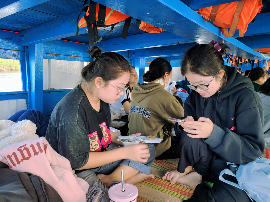 Các thí sinh tranh thủ ăn sáng khi lên đò.