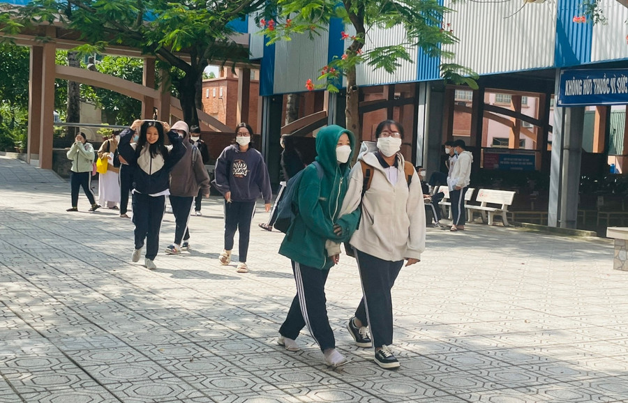 Thí sinh tại điểm thi Trường THPT Ngô Quyền đến sớm nghe phổ biến quy chế thi. Thí sinh tại điểm thi Trường THPT Ngô Quyền đến sớm nghe phổ biến quy chế thi.