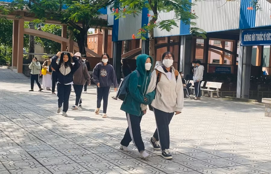 Thí sinh tại điểm thi Trường THPT Ngô Quyền đến sớm nghe phổ biến quy chế thi.