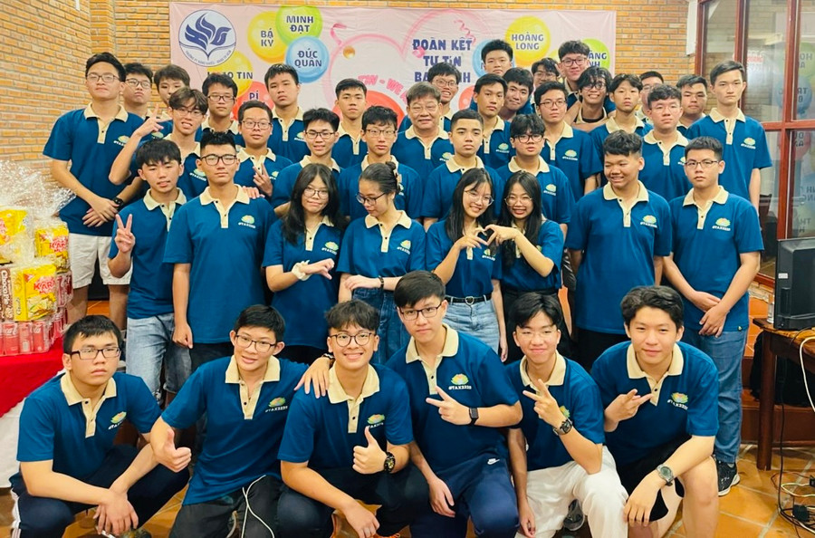 Ở lớp, Huy luôn được bạn bè và thầy cô quý mến. Ở lớp, Huy luôn được bạn bè và thầy cô quý mến.