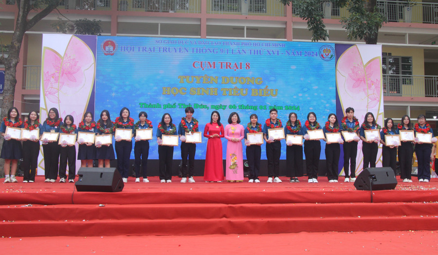 Lãnh đạo Phòng Chính trị Tư tưởng, Sở GD&ĐT TPHCM và Trường Đại học Nguyễn Tất Thành trao khen thưởng cho các học sinh. Lãnh đạo Phòng Chính trị Tư tưởng, Sở GD&ĐT TPHCM và Trường Đại học Nguyễn Tất Thành trao khen thưởng cho các học sinh.