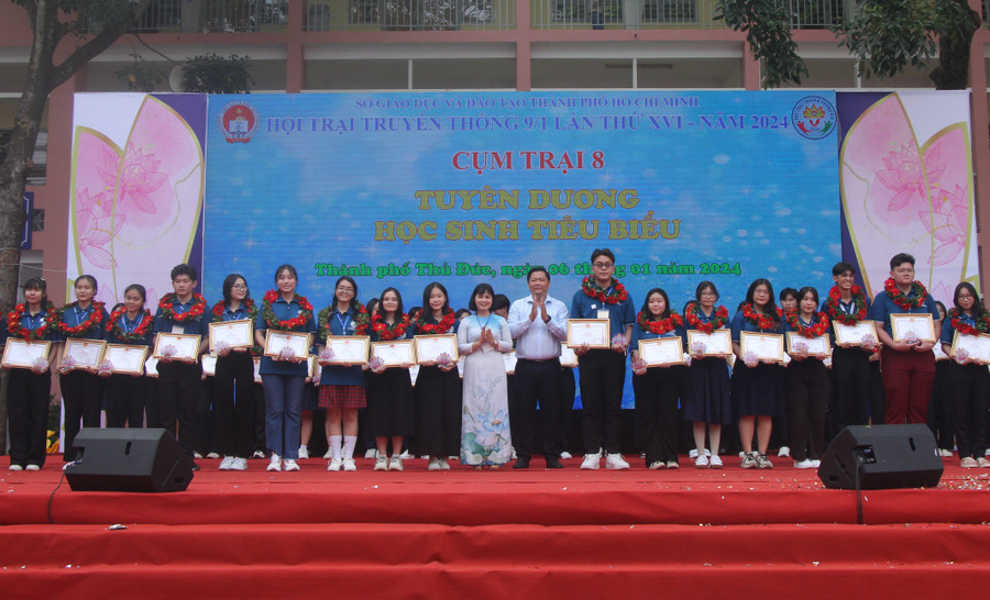 Trưởng ban tổ chức Cụm trại 8 và lãnh đạo Phòng GD&ĐT TP Thủ Đức trao khen thưởng cho các học sinh. Trưởng ban tổ chức Cụm trại 8 và lãnh đạo Phòng GD&ĐT TP Thủ Đức trao khen thưởng cho các học sinh.