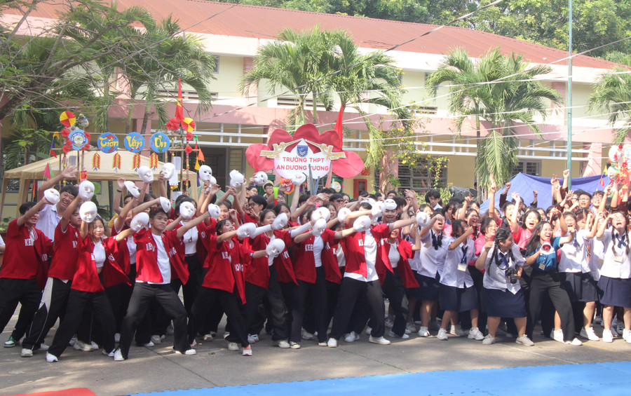 Học sinh "quẩy" hết mình trong những hoạt động tại hội trại. Học sinh "quẩy" hết mình trong những hoạt động tại hội trại.