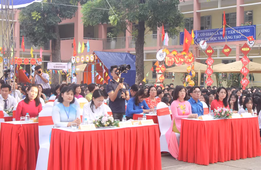 Các đại biểu tham dự khai mạc.