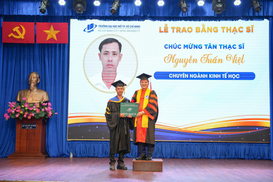 Trường Đại học Mở TPHCM trao bằng cho tân Thạc sĩ. Trường Đại học Mở TPHCM trao bằng cho tân Thạc sĩ.