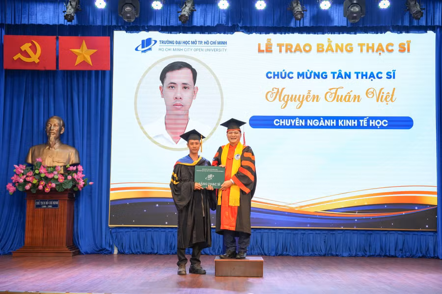 Trường Đại học Mở TPHCM trao bằng cho tân Thạc sĩ.