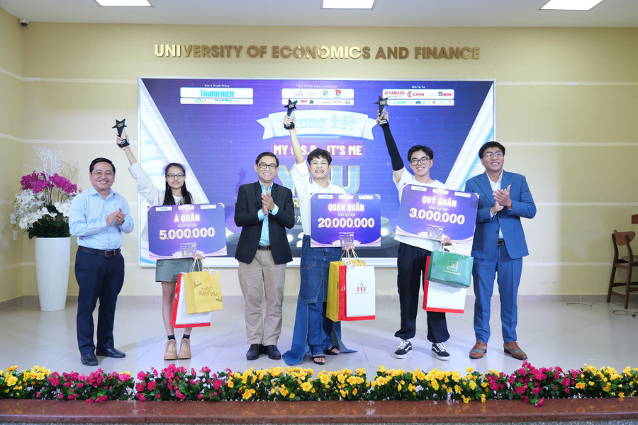Ban tổ chức trao giải cho các thí sinh bảng thi dành cho sinh viên các trường Đại học. Ban tổ chức trao giải cho các thí sinh bảng thi dành cho sinh viên các trường Đại học.