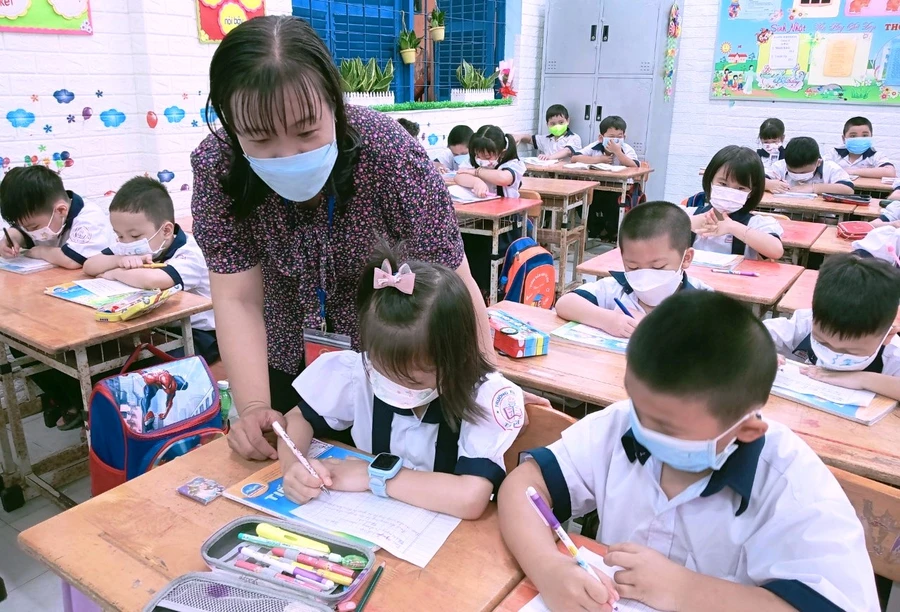 Cô Cao Thị Phương Thảo luôn tìm tòi các phương pháp để khơi gợi sự sáng tạo của học sinh.