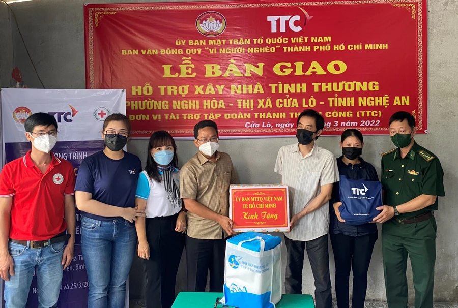 Đoàn công tác bàn giao nhà tình thương cho hộ dân có hoàn cảnh khó khăn tại phường Nghi Hòa, thị xã Cửa Lò.