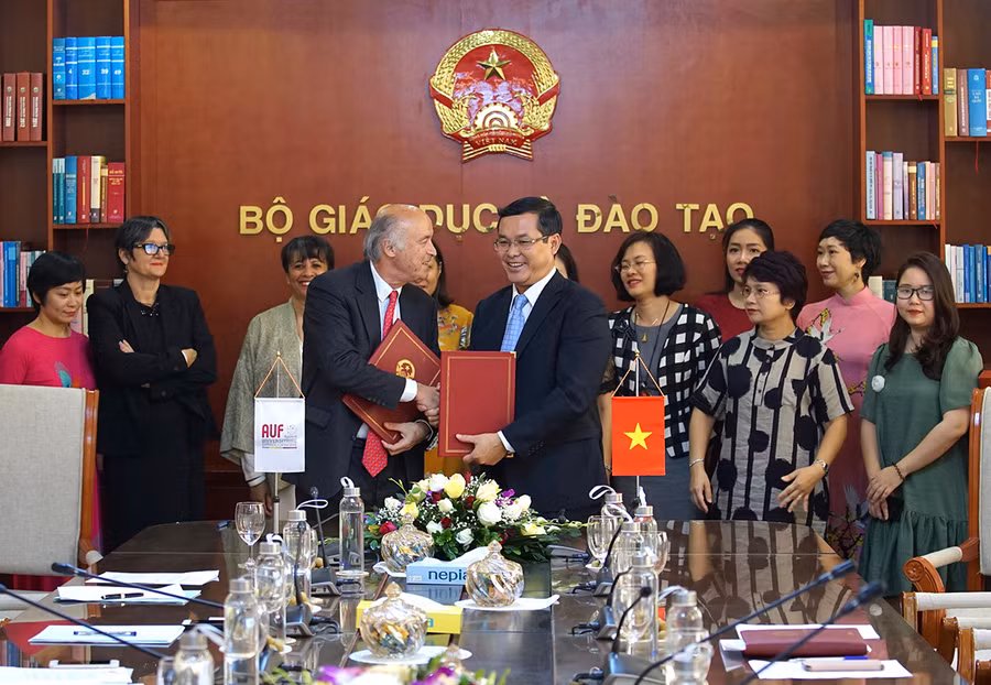 Quang cảnh buổi lễ ký kết.