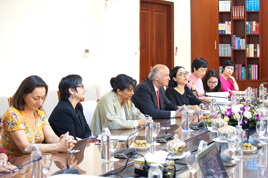 Đại biểu dự họp.