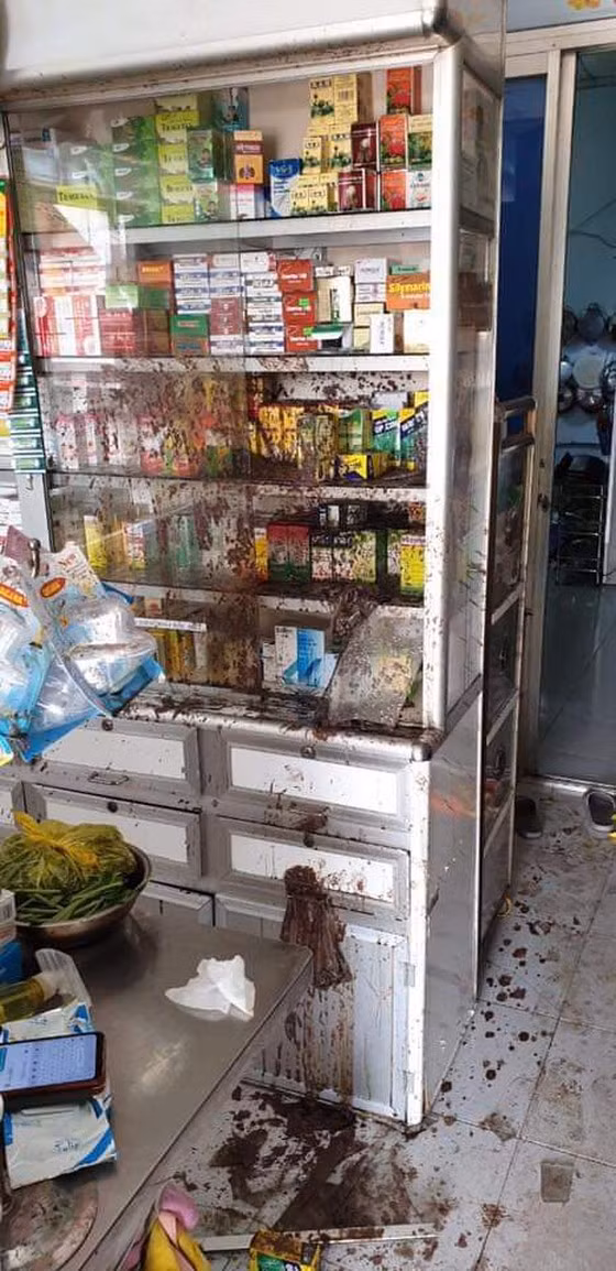 Tiệm thuốc tây của chị M. bị tạt chất bẩn và sơn.