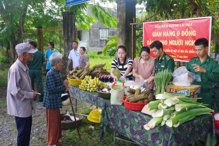 Gian hàng 0 đồng hỗ trợ bà con Khmer có hoàn cảnh khó khăn.