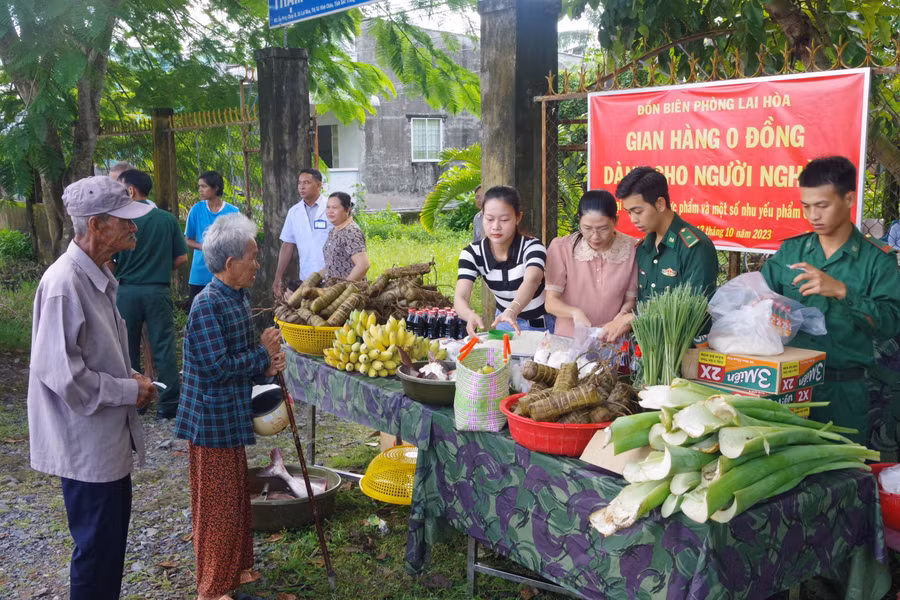 Gian hàng 0 đồng hỗ trợ bà con Khmer có hoàn cảnh khó khăn.