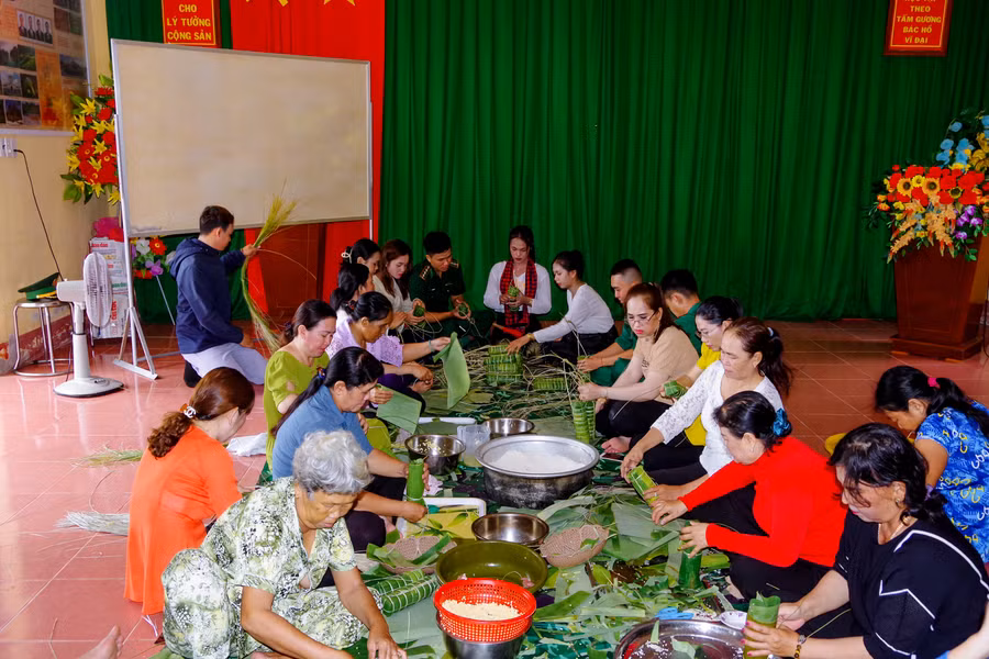 Đồn Biên phòng Lai Hòa tổ chức gói bánh tét tặng cho người nghèo.