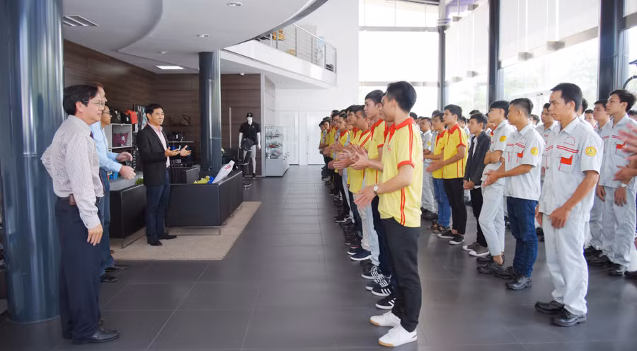 Sinh viên tham quan thực tế tại doanh nghiệp.