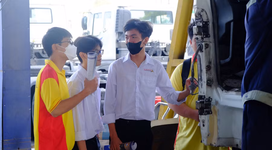 Sinh viên tìm hiểu tại doanh nghiệp.