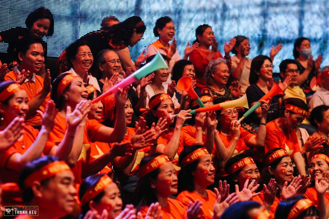 Khán giả cổ vũ cho "số 8" Hồng Sơn. Gặp gỡ Hồng Sơn ở Quán Thanh Xuân, tiết lộ cuộc sống hiện tại ở tuổi 51 của nam danh thủ ảnh 3