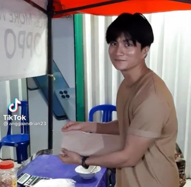 Chàng trai bán cơm bất ngờ nổi tiếng vì giống Lee Min Ho ảnh 2 Chàng trai bán cơm bất ngờ nổi tiếng vì giống Lee Min Ho ảnh 2