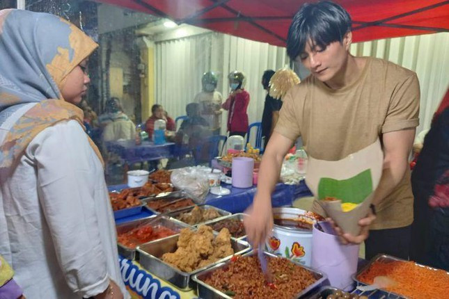 Chàng trai bán cơm bất ngờ nổi tiếng vì giống Lee Min Ho ảnh 1 Chàng trai bán cơm bất ngờ nổi tiếng vì giống Lee Min Ho ảnh 1