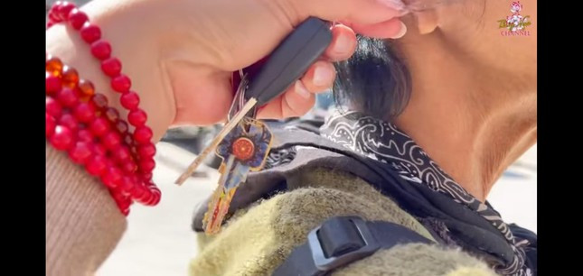 Thúy Nga hoảng hốt phát hiện ca sĩ Kim Ngân bị... cắt một bên tai ảnh 3 Thúy Nga hoảng hốt phát hiện ca sĩ Kim Ngân sống lang thang tại Mỹ bị cắt một bên tai ảnh 3
