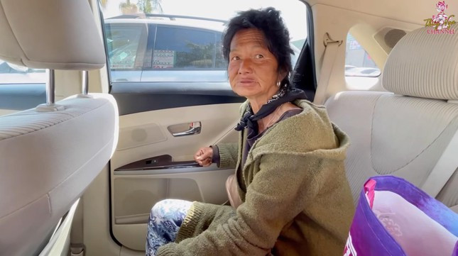 Thúy Nga hoảng hốt phát hiện ca sĩ Kim Ngân bị... cắt một bên tai ảnh 1 Thúy Nga hoảng hốt phát hiện ca sĩ Kim Ngân sống lang thang tại Mỹ bị cắt một bên tai ảnh 1