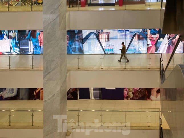 Mặt bằng trung tâm thương mại ế ẩm, bỏ không hàng loạt ảnh 3