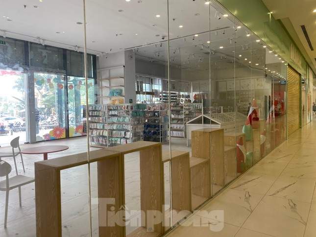 Mặt bằng trung tâm thương mại ế ẩm, bỏ không hàng loạt ảnh 7