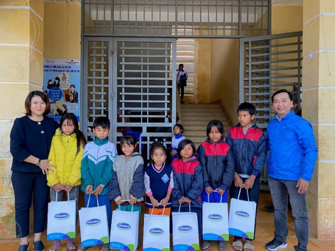 Vinamilk đồng hành cùng Cặp lá yêu thương:Trao cơ hội đi học, cho cơ hội đổi đời ảnh 6 Vinamilk đồng hành cùng Cặp lá yêu thương ‘Trao cơ hội đi học, cho cơ hội đổi đời’ - ảnh 5