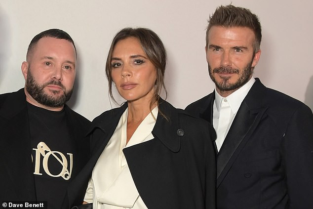 Vợ chồng Beckham chụp ảnh cùng Kim Jones. Dân mạng ‘dậy sóng’ vì chiếc áo cũ của cậu út nhà David Beckham được bán giá hơn 3 tỷ đồng - ảnh 3