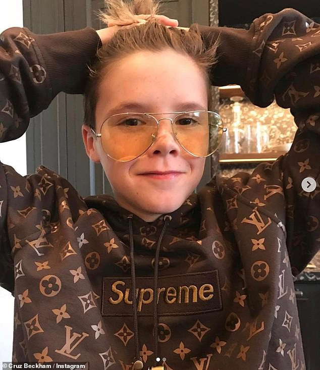 Chiếc áo hoodie cũ có giá 150.000 USD của Cruz. Dân mạng ‘dậy sóng’ vì chiếc áo cũ của cậu út nhà David Beckham được bán giá hơn 3 tỷ đồng - ảnh 2