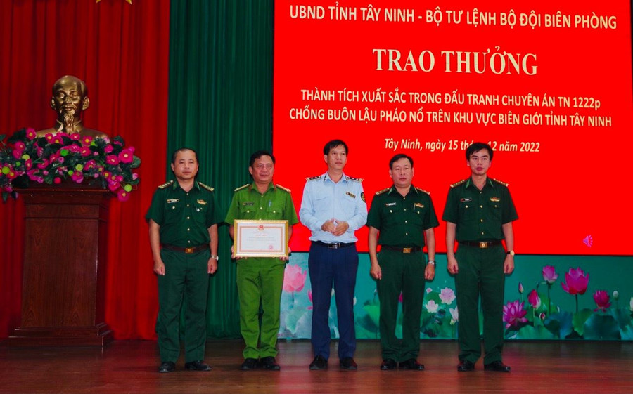 Đại diện UBND tỉnh Tây Ninh trao bằng khen cho ban chuyên án và các đơn vị tham gia thực hiện chuyên án.