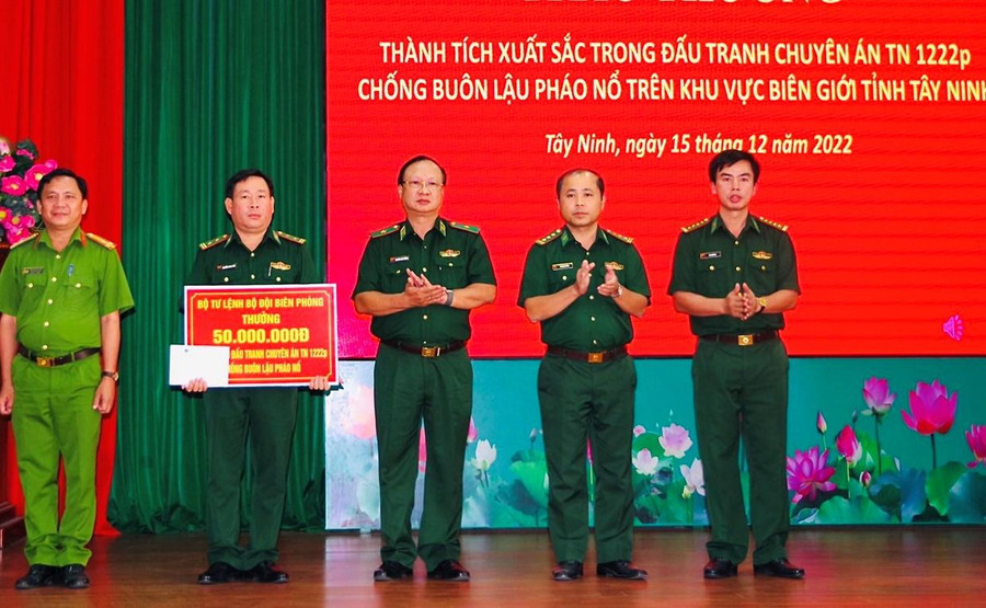 Thiếu tướng Nguyễn Hoài Phương, Phó Tư lệnh BĐBP trao thưởng cho ban chuyên án và các đơn vị tham gia thực hiện chuyên án. Thiếu tướng Nguyễn Hoài Phương, Phó Tư lệnh BĐBP trao thưởng cho ban chuyên án và các đơn vị tham gia thực hiện chuyên án.