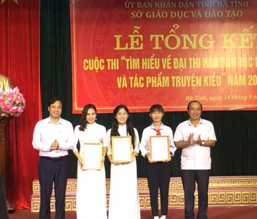 Những giải thưởng là sự ghi nhận sự đóng góp, công hiến của cô Duyên trong suốt 15 năm dạy học.