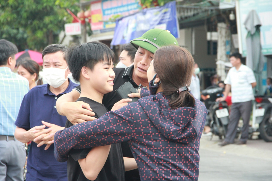 Cha mẹ em Dương Đình Khánh Toàn (THCS Mỹ Duệ, huyện Cẩm Xuyên) phấn khởi khi biết con mình đã hoàn thành bài thi môn Tin học. Toàn cho biết, năm nay đề thi khá dễ nên em làm xong bài thi khá sớm.