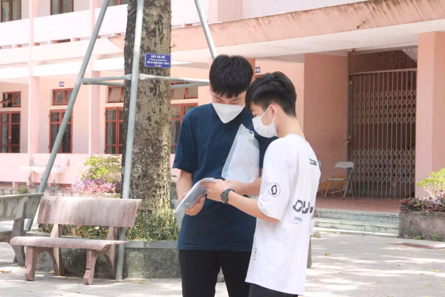 Thí sinh trao đổi kết quả sau buổi thi đầu tiên.