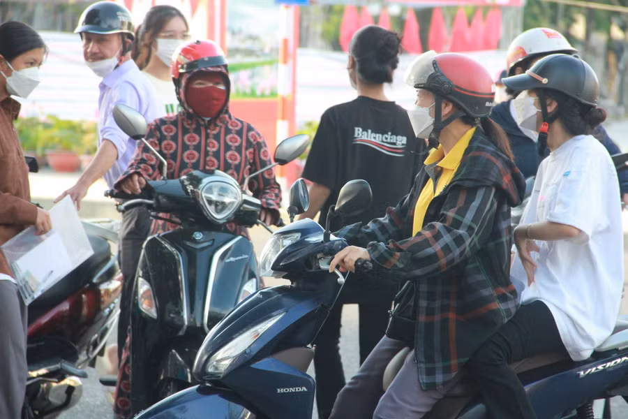 Nhiều phụ huynh đưa con em đến Hội đồng thi từ rất sớm.