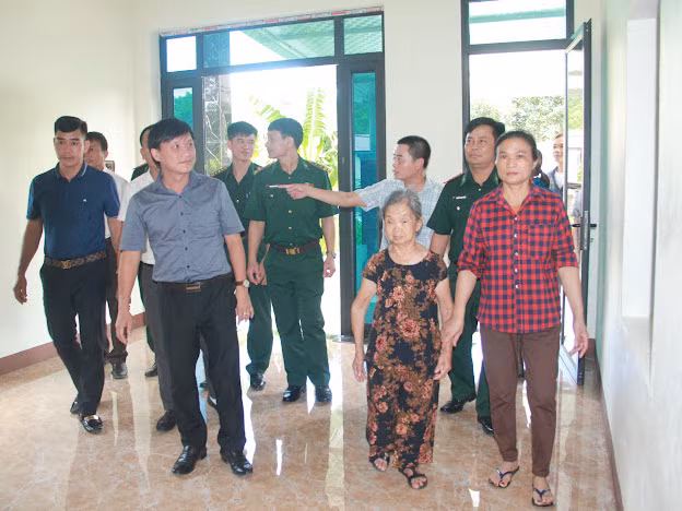 Các đại biểu tham quan ngôi nhà và...