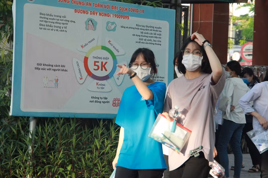 Dù dịch bệnh Covid-19 tạm thời được khống chế, nhưng các biện pháp phòng chống dịch bệnh vẫn được đảm bảo tuân thủ tại các điểm thi.