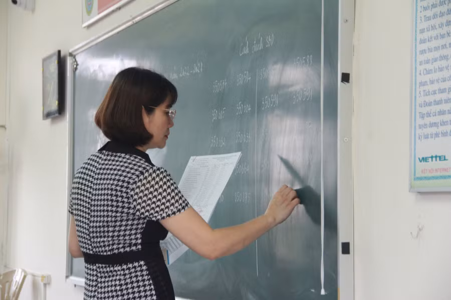 Đúng 7h15 phút các thí sinh bắt đầu làm bài thi với thời gian 150 phút/môn.