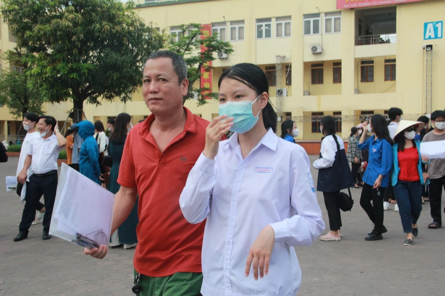 Trong 2 ngày diễn ra kỳ thi căng thẳng, các thí sinh luôn nhận được sự quan tâm, đồng hành từ gia đình và thầy cô… 