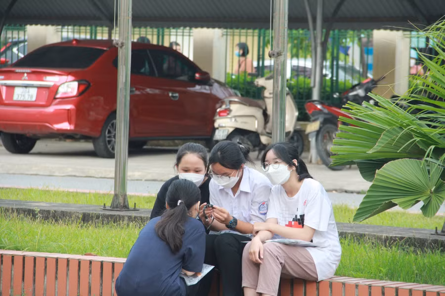 Trò chuyện cùng bạn bè trước buổi thi.