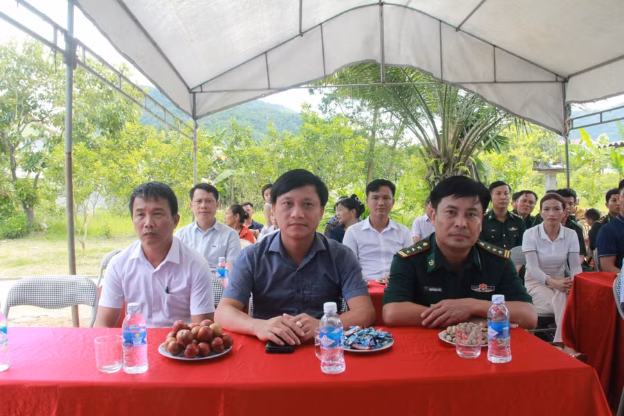 Đại biểu tham dự lễ bàn giao nhà Nhân ái cho bà Lê Thị Nuôi.