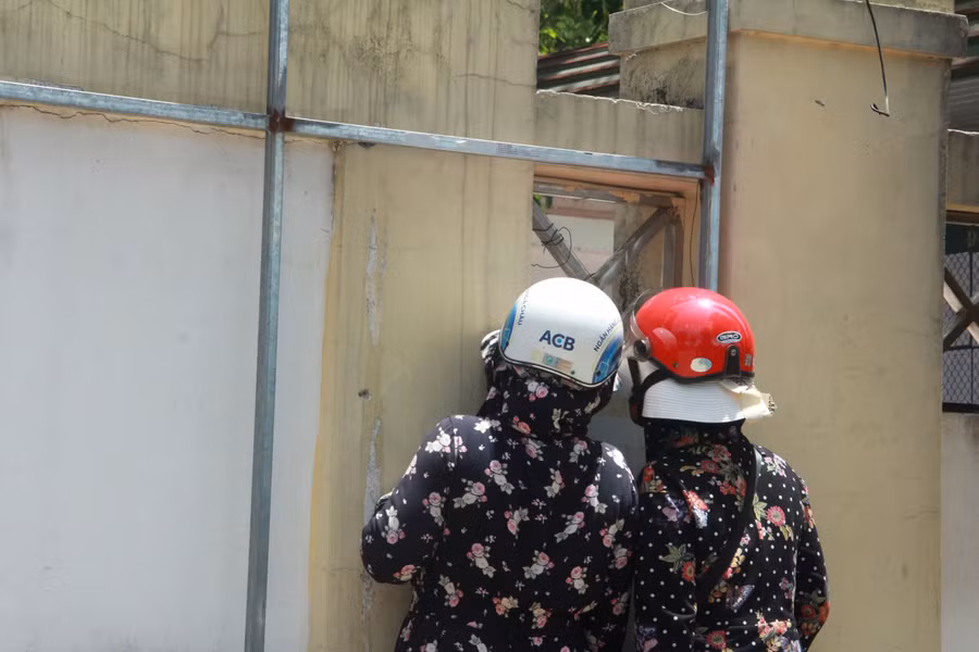 Càng gần hết giờ làm bài, nhiều phụ huynh càng thấp thỏm, lo lắng.