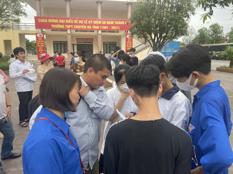 Cùng con kiểm tra lại kết quả sau khi kết thúc môn thi.