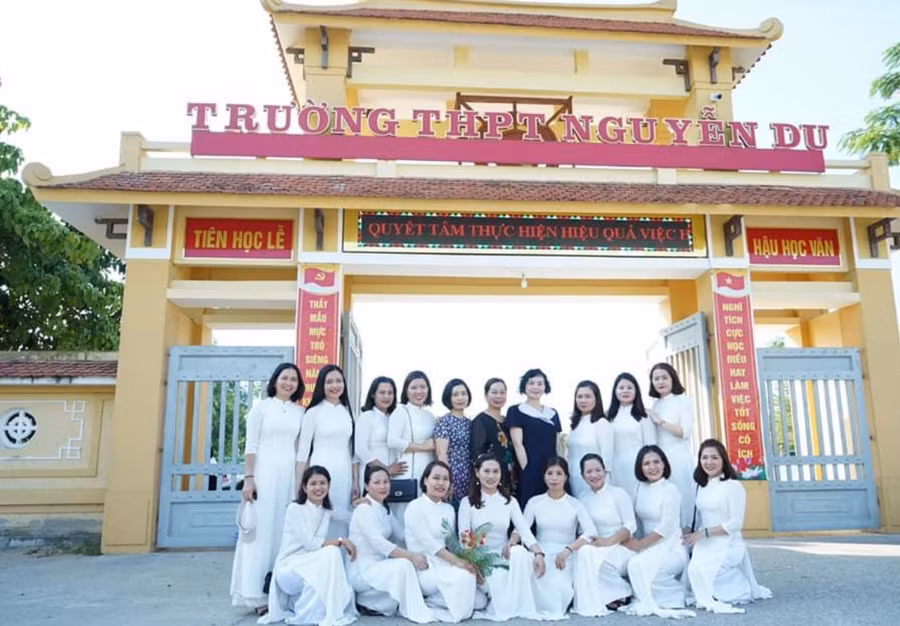 Sau khi tốt nghiệp thạc sĩ, cô Duyên đã quyết định về quê dạy học.